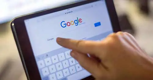 googleando en tablet