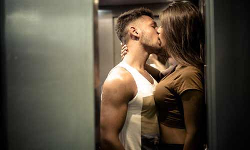 pareja besandose ascensor