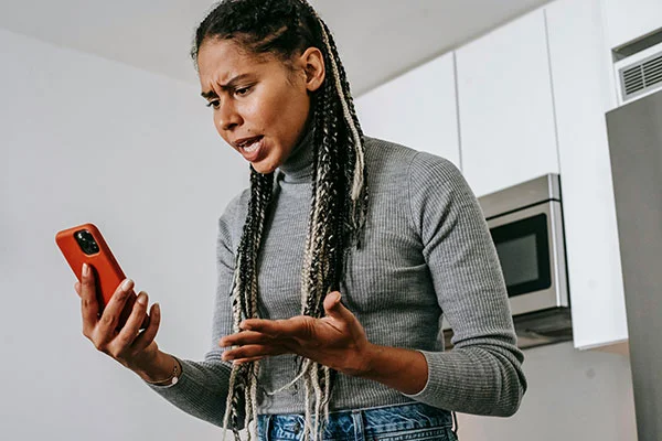 mujer enojada con telefono