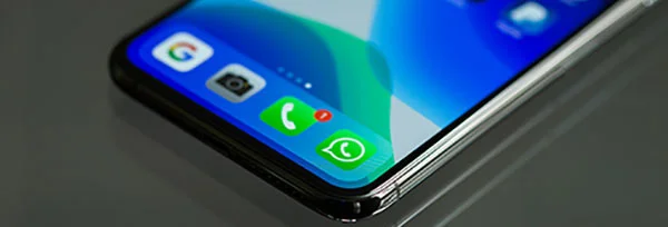 telefono celular con whatsapp